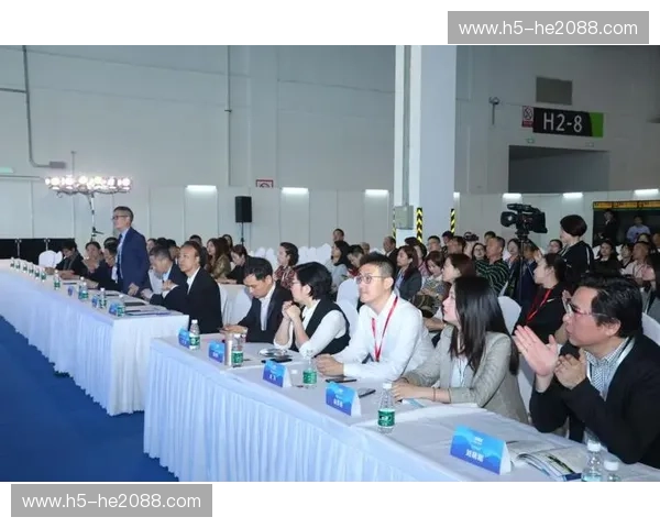 赛前风向标：体育赛事发布会的现场解读与商业洞察