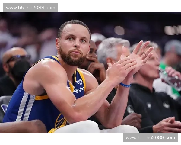 金州华尔兹对撞密尔沃基重金属：当库里的三分雨遇上字母哥的暴力美学